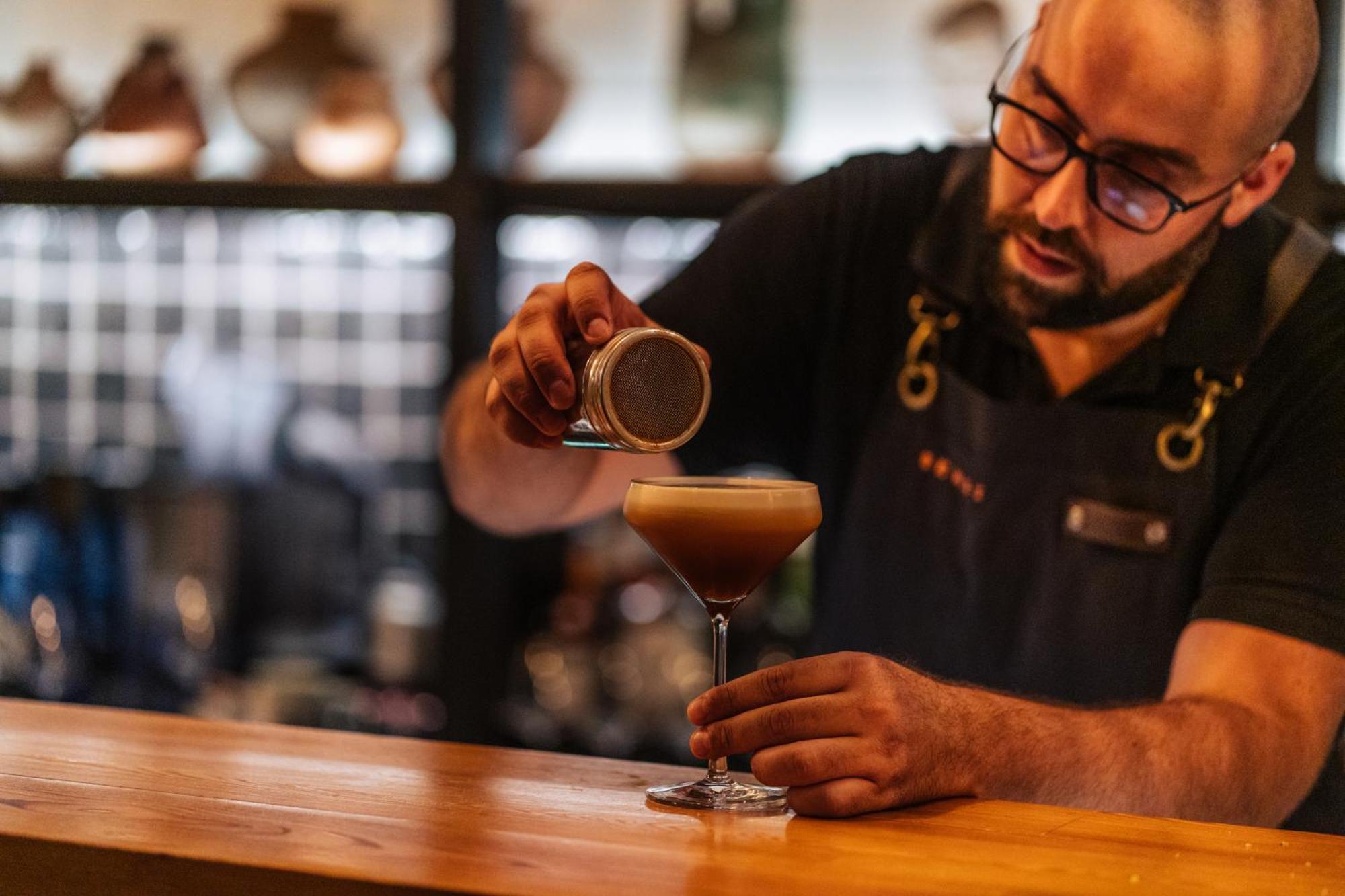 Sensi Azores Nature And Spa Ginetes 외부 사진 A barista preparing a coffee drink