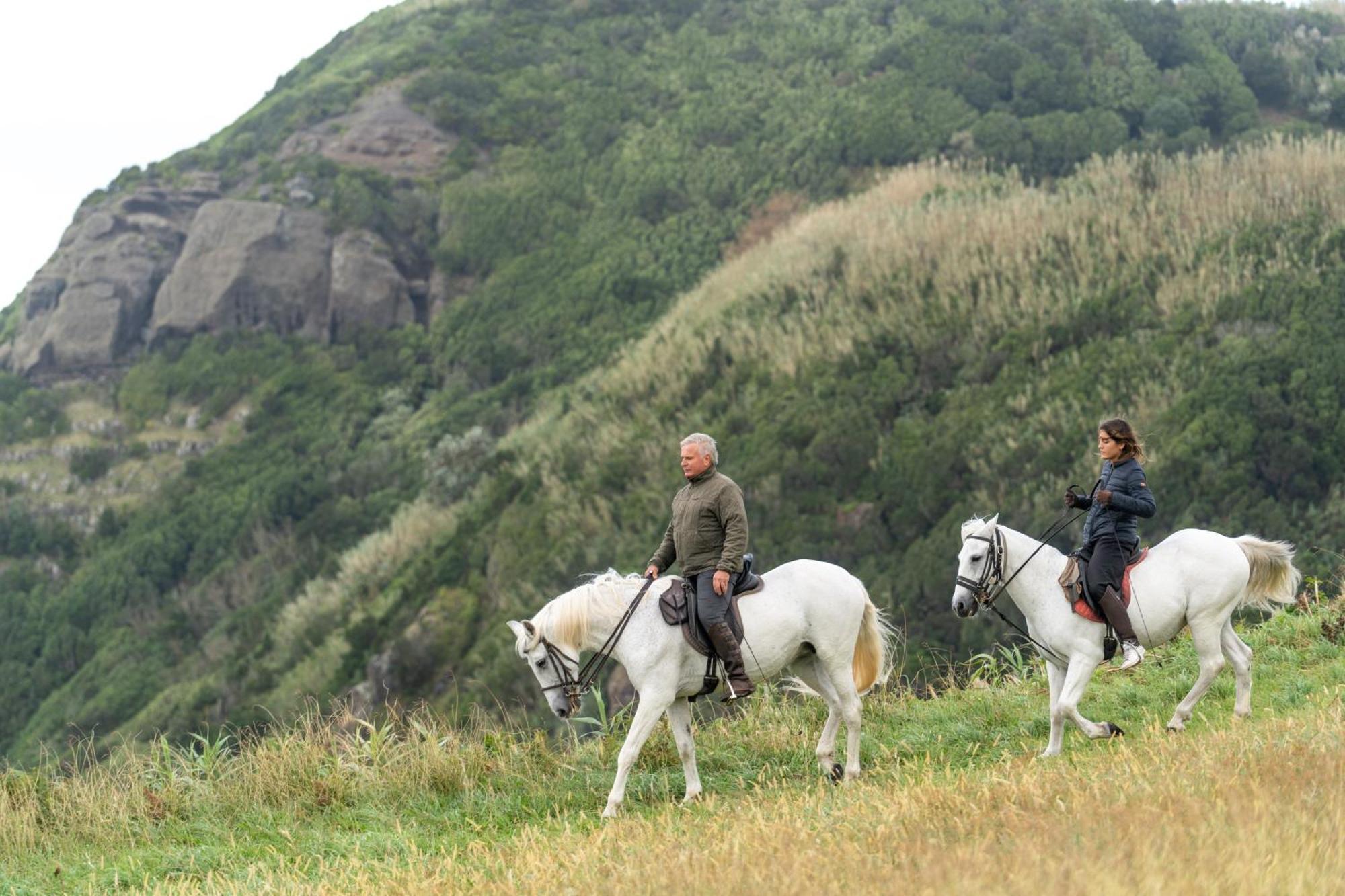 Sensi Azores Nature And Spa Ginetes 외부 사진 Horse riding in the park