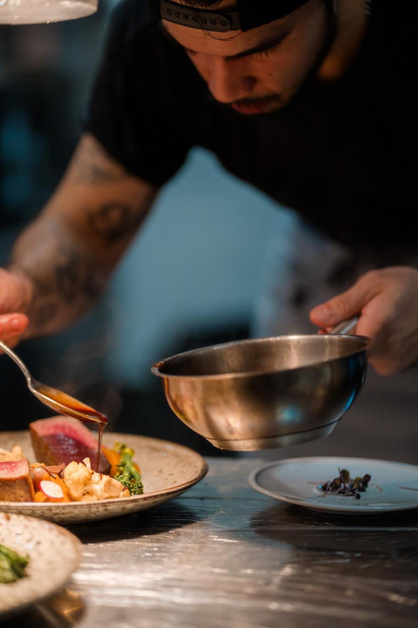 Sensi Azores Nature And Spa Ginetes 외부 사진 A chef preparing a sauce