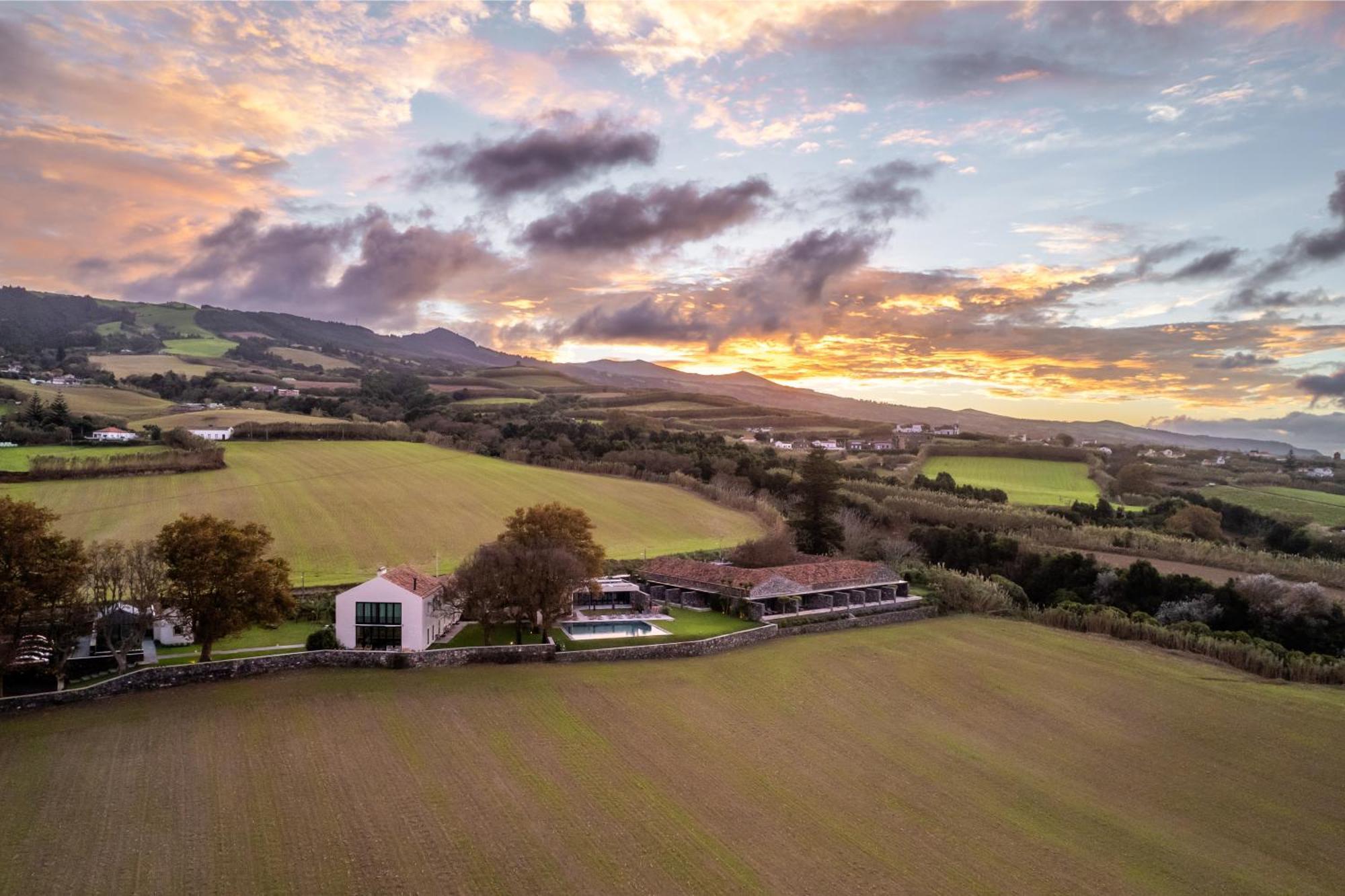 Sensi Azores Nature And Spa Ginetes 외부 사진 The Old School House, Llanfairpwll, North Wales